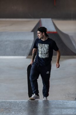 Aurélien Giraud, en lice pour les Jeux Olympiques de Skateboard de Tokyo 2021 tenant un skateboard. 